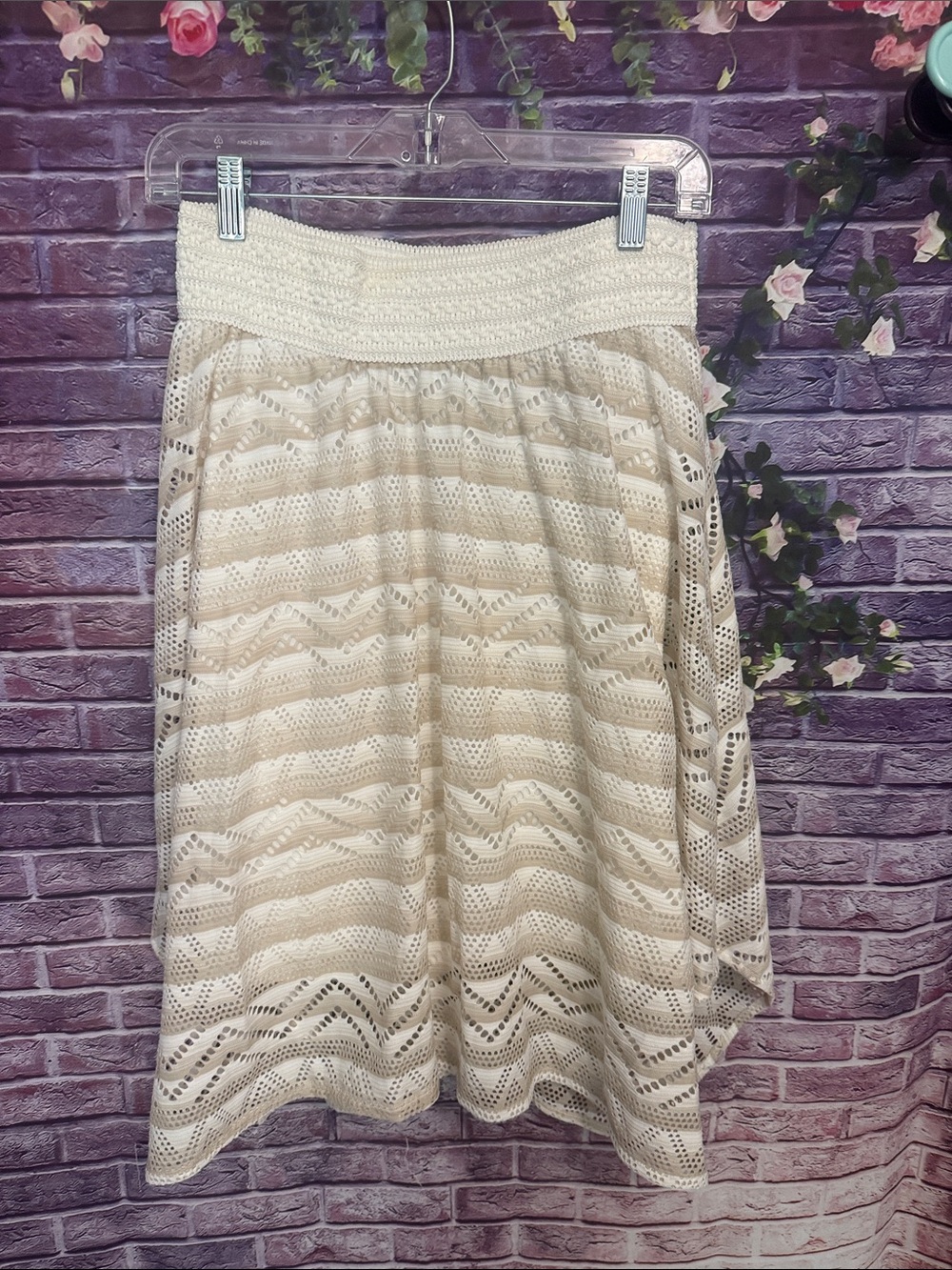 Stunning pretty flare skirt from Maurice’s cream size medium perfect for summer